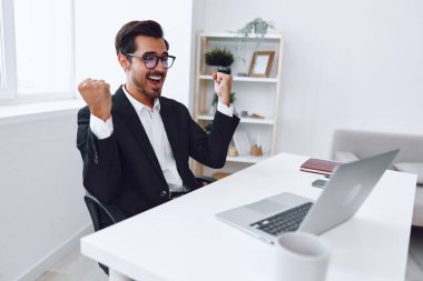 İnsan gözlüğü işgali ofis bilgisayarı masa başı internet beyaz işçisinin yorgun görünen çalışma teknolojisi hüsran dolu iş yeri stresi