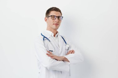 Erkek hasta doktor mesleği olgun sağlık kliniği hekimi üniforması pratisyen güven sağlık hastanesi steteskop mesleği yakışıklı bakım