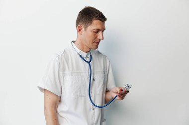 Özgeçmişi olan profesyonel hastane doktoru sağlık uzmanı sağlık uzmanı portre cerrahı üniformalı yetişkin doktor mesleği stetoskop doktoru.