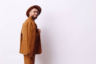 Erkek arkaplan yaşam tarzı, beyaz duruş, modern portre, çekici gömlek, yetişkin, yakışıklı yüz stili, modaya uygun, beyaz erkek.