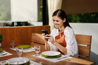 Masa kadını yaşam tarzı çekici teknoloji kafe cep telefonu akıllı telefon güzel modern kahve restoranı telefon internet işi mutlu bayan cep telefonu kullanıyor.