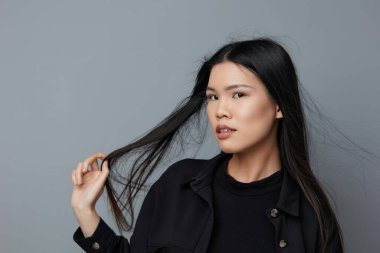 Kadın derisi kahverengi, çekici vesikalık model güzel, gri, gülen dişler Asyalı güzel, mutlu, sağlıklı, fotoğrafçı, kadın özentisi, doğal saç tarzı.