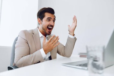 Erkek beyaz dizüstü bilgisayar patronu teknoloji sahibi iş adamı bağırıyor iş adamı heyecanlı arka plan başarılı beyaz ofis işi