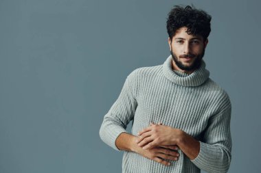 Guy Stüdyo yakışıklı adam iş adamı yetişkin ifadesi arka planda çekici sakal portresi beyaz saç modeli beyaz erkek günlük moda