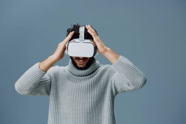 Genç gelecek teknolojisi gözlüğü, modern VR gözlükleri simülasyon fütüristik eğlence aleti, sanal görüş kulaklığı, yenilik teknolojisi dijital video oyunu görünümlü.