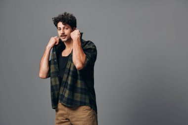 Bak hippi arka plan saç modayı, izole edilmiş moda erkek yüzü doğal gömlek, havalı portre gülümseme, ayakta duran yetişkin moda yakışıklısı.