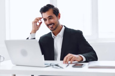 İş adamı yöneticisi, dizüstü bilgisayar işgali, bilgisayar işadamı, işadamı memnuniyet ofisi, yetişkin masası, dinlenme günü, işçi yaşam tarzı, hayallerindeki girişimci.