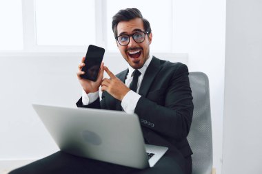 Oturan adam ofis işadamı iletişim videosu telefon, telefon, internet, mobil portre, cep telefonu, teknoloji, başarı, gülümseme konuşması.