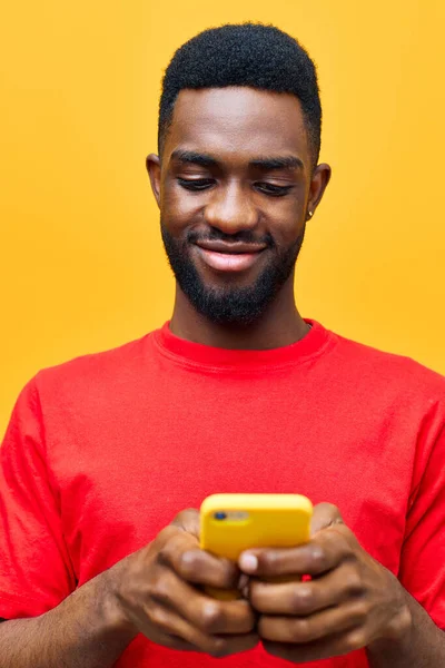 Afrikalı Siyah Milenyum Arka Planı Kırmızı Teknoloji Telefon Renkli Erkek — Stok fotoğraf