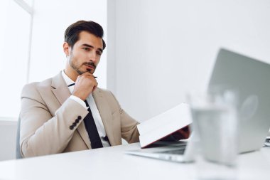 İşadamı dizüstü bilgisayar başarısı mutlu yönetici elbise işçi uzman şirket teknolojisi planlama çalışan ofis yöneticisi kağıt yürütme