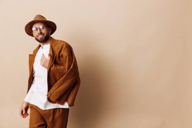 İfade adamı mutlu adam şapka yetişkin sakal arka plan saç yüz portresi Kafkas moda gözlük arka plan yakışıklı genç adam