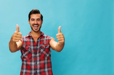 Gülümseyen adam mutlu iş adamı başarılı sakal görünümlü portre gömlekli neşeli mavi arka planlı çekici seyahat stüdyosu izole edilmiş ekoseli tatiller