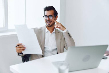 Ofis işadamı beyaz şirket uzmanlık alanı kağıt gömlek dizüstü bilgisayar yöneticisi yaşam tarzı planlama çekici mutlu beyaz gözlükler başarılı takım elbise tutuyor