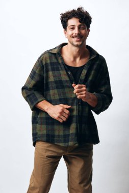 Moda tarzı tebessüm yakışıklı moda dostu adam hippi gömleği güzel stüdyo tarzı erkek mutlu portre