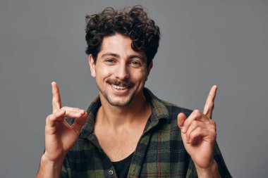 Ayrı bir adam gülümsemesi hipster yakışıklı bir sakal tişörtü sıradan bir beyaz yaşam tarzı yüz ifadesi modaya uygun bir moda el resmi kopya uzay arka planı