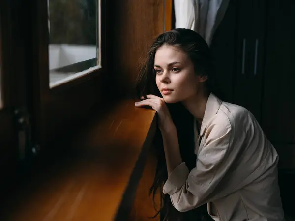 Portrait Jeune Femme Maison Par Fenêtre Avec Cadre Bois Humeur — Photo