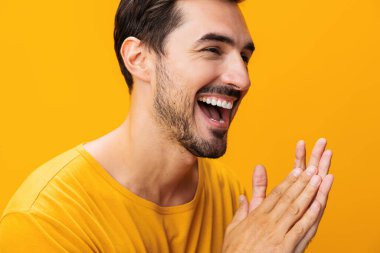 Kendine güvenen iş hayatı tarzı, mutlu sarı uzay tarzı, arka plan, gülümseyen adam, sarı model, kopya, jest, moda, gülen çekici kol stüdyosu, gülen adam.