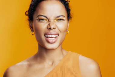 Kadın moda yaratıcı siyah yüz stüdyosu Afrikalı renkli makyaj modeli kozmetoloji pembe gülüş alan portresi etnik sarı göz kozmetik güzellik tarzı