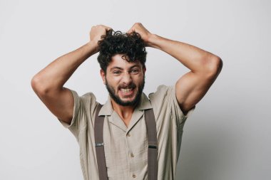 İfade adamı yaşam tarzı tişört beyaz şık model yetişkin yüzü duygusal erkek stüdyo resmi izole edilmiş arka plan yakışıklı beyaz moda