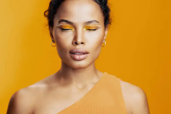 Fashion Vrouw Studio Glimlach Schoonheid Creatief Cosmetische Ruimte Stijl Kleurrijke — Stockfoto