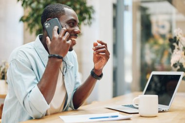 Teknoloji adamı işadamı ofisi gülümseyen cep telefonu bilgisayarı iletişim bilgisayarından konuşan iş adamı akıllı telefon masasında çalışan profesyonel.