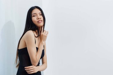 Beyaz moda Asyalı güzel saç portresi Koreli güzel model kuaför çekici kadın kozmetik seksi cazibe uzun siyah