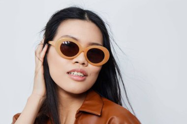 Kadınsı kadın şirin kozmetik tatiller moda salonu güzel uzun seyahat saçı, çekici saç modeli güneş gözlüğü kız saç teli bej şapka Asyalı siyah şapka