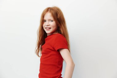 Genç, beyaz bir kız, beyaz çocuk, beyaz stüdyo, sevimli bir arka plan güzeli, güzel bir kadın, çocukluk dönemi saçları güzel.