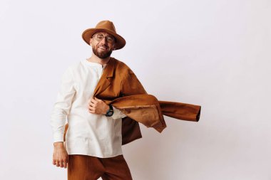 Beyaz adam genç arka plan yetişkin yüz stüdyo yüz ifadesi yakışıklı sakal beyaz yaşam tarzı şapkalı adam moda