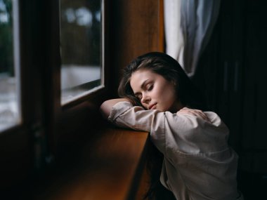 Ahşap çerçeveli, sonbahar havasında, rahat yaşam tarzlı, uykulu bir kadın portresi. Yüksek kalite fotoğraf