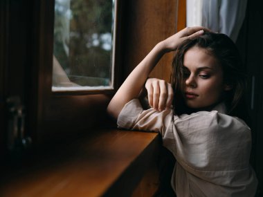 Ahşap çerçeveli, sonbahar havasında, rahat yaşam tarzlı, uykulu bir kadın portresi. Yüksek kalite fotoğraf