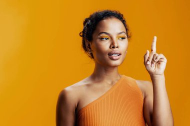 Portre kadın kozmetik modeli pembe stüdyo derisi sarı yüz kozmetoloji gülüşü güzel moda güzelliği renkli uzay etnik Afrikalı tarzı yaratıcı mor göz.