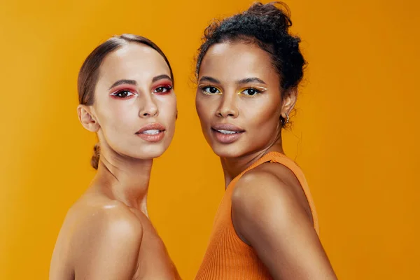 Deux Femme Belle Jaune Afro Américaine Maquillage Modèle Fille Course — Photo