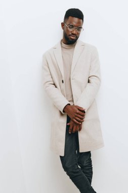 Siyah giysi ifadesi, modaya uygun Amerikan portresi, Afrikalı ceketli adam moda, genç moda stüdyo partisi Amerikalı bej renkli model stil.