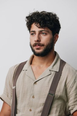 Kendine güveni olan çekici bir adam stüdyo arka planında izole edilmiş beyaz bir portre saç sakalı yakışıklı bir yetişkin beyaz adam modeli.