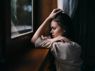 Ahşap çerçeveli, sonbahar havasında, rahat yaşam tarzlı, uykulu bir kadın portresi. Yüksek kalite fotoğraf