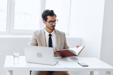 İletişim girişimcisi kağıt akıllı iş adamı konsepti belgesi sahibi uzmanlık lideri ofis yöneticisi Kafkasyalı kişi yaşam tarzı modern holding dizüstü bilgisayar şirketiyle tanışırken mutlu