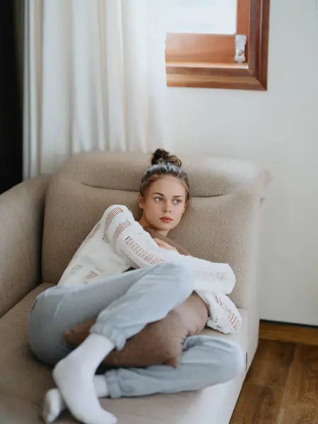Žena Svetru Domácích Kalhotách Odpočívající Doma Gauči Útulný Den Pohodlí — Stock fotografie
