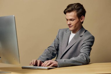 Modern İş Hayatı: Ofiste Dizüstü bilgisayarda Çalışan Başarılı Beyaz İş Adamı