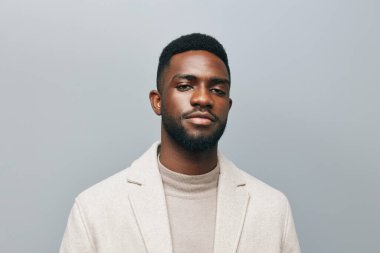 Adam portresi mutlu siyah günlük stüdyo dostu gülümseme afro duygusal kıyafet müşterisi genç gülümseme Amerikalı kendinden emin Afrikalı baş kollu insan izole