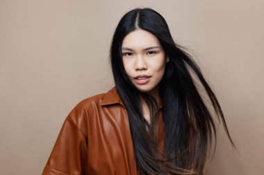 Cazibeli kadın saç modeli güzel kuaför güzel kozmetik sevimli siyah moda yüz uzun Asyalı kadın portresi güzellik saçı