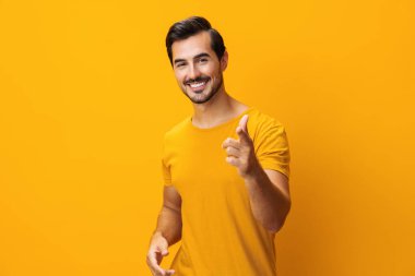 Fotokopici, izole edilmiş hayat tarzı kendine güvenen uzay modeli gülümseyen adam sarı jest, neşeli iş portresi gülen moda arka plan moda moda stüdyosu tarzı.