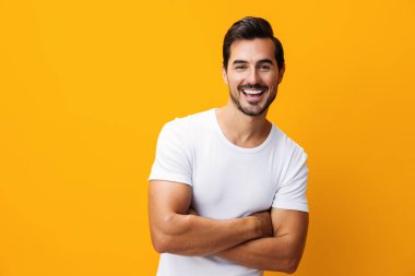 Fotokopici yaşam tarzı giysiler izole edilmiş günlük güler yüzlü sahte gömlek neşeli uzay gömleği önü boş tişört arka plan, kot pantolon modeli günlük kıyafetler