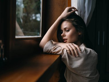 Ahşap çerçeveli, sonbahar havasında, rahat yaşam tarzlı, uykulu bir kadın portresi. Yüksek kalite fotoğraf