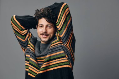 Erkek kazağı yaşam tarzı stil gülümseme yüz ifadesi moda stüdyosu moda moda mutlu model portre yakışıklı yüz kendine güvenen havalı erkek el hipster kopyacı duygu çekici
