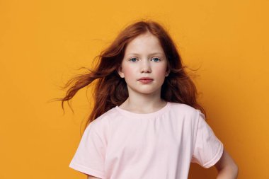 Pembe portre saç çekici dışavurumcu kız. Kızıl saçlı, kızıl saçlı, kızıl saçlı, kızıl saçlı, kızıl saçlı, kızıl saçlı.