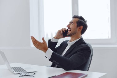 İş adamı iş adamı mobil bilgisayar interneti başarılı ev telefonu akıllı telefon bilgisayar mutlu telefon gülümseme ofis telefon konuşma cep telefonu