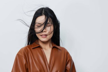 Kadın zarif siyah saçlar bej Asyalı çekici uzun cazibeli kadınlık güzel kozmetik makyaj salonu kızı saçı sevimli manken yüzü