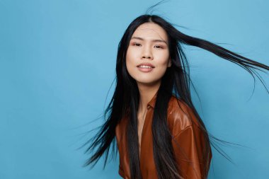 Saçlı kadın mutlu yaşam tarzı mavi arka plan Asyalı yüz portresi uzun moda Koreli kadın iş kadını neşeli kendine güvenen tatlı Japon moda çekici kız