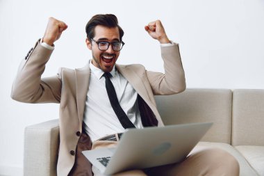 Adamın internet portresi kanepe ağı girişimcisi yakışıklı yalan söylüyor iş koltuğu sıradan dizüstü bilgisayar dairesi milenyum gülümseyen serbest çalışan adam.